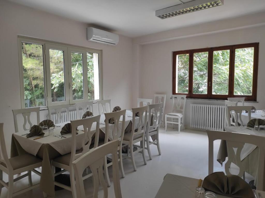 Sala ristorante La Briglia a Trecchina con tavoli apparecchiati